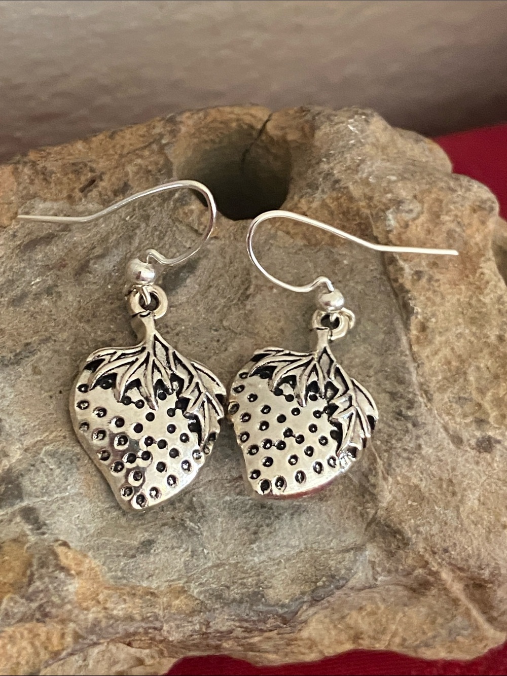5/$10❤️❤️❤️NEW Handmade Strawberry Drop Earrings